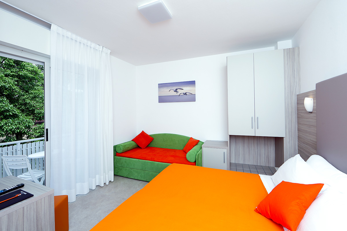 camera-comfort-tripla-similan camera comfort tripla dell'hotel similan con letto matrimoniale, bagno e terrazzo esterno