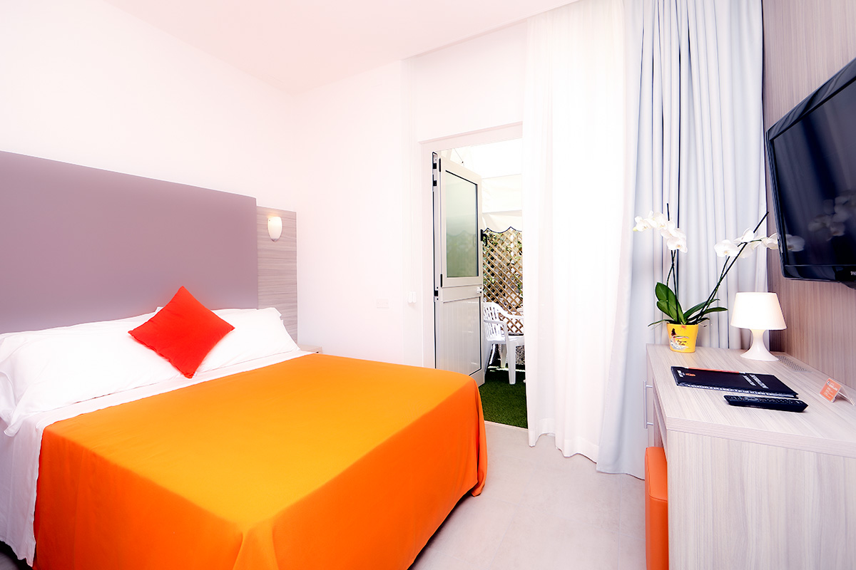 camera-standard-similan camera standard dell'hotel similan con letto matrimoniale e terrazzo esterno