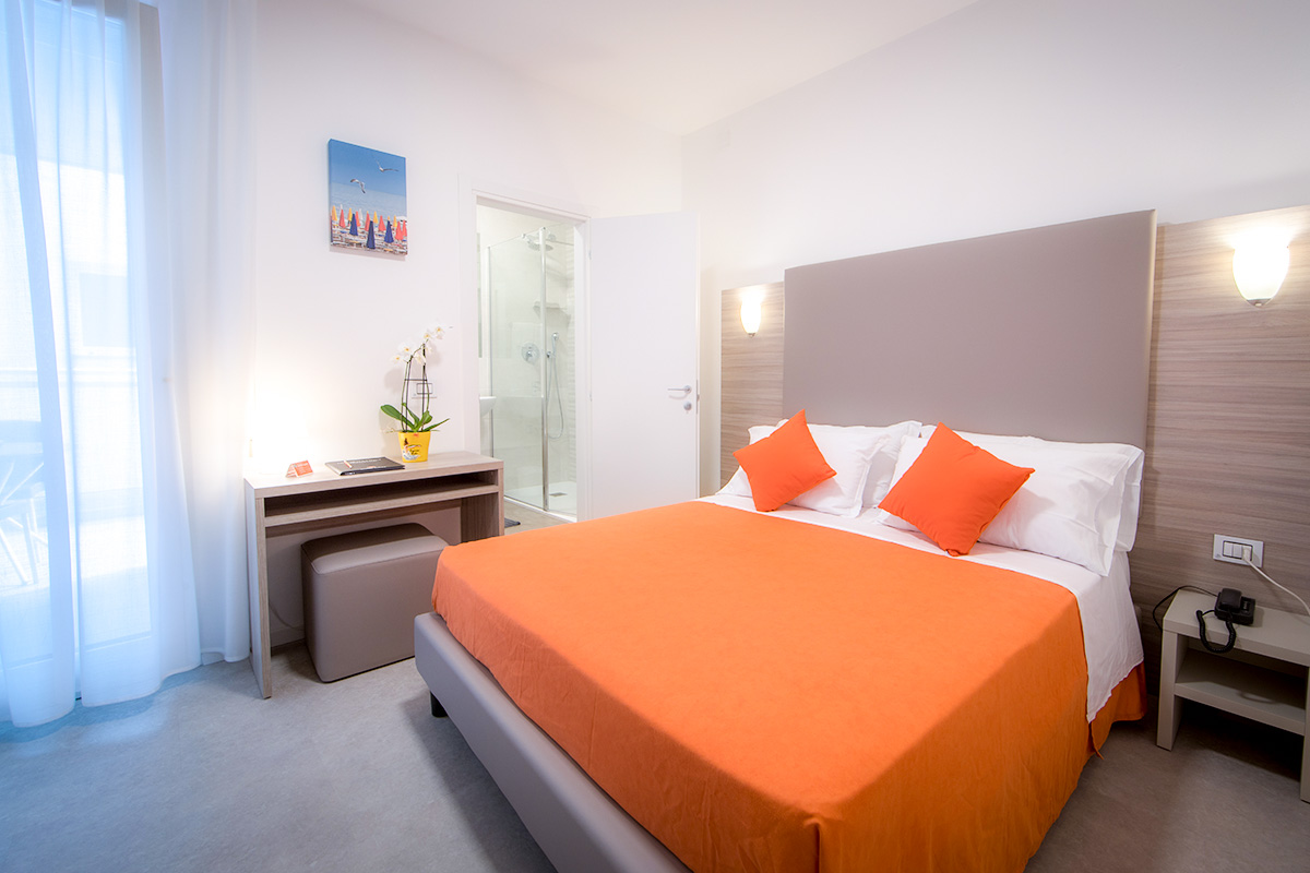 camera-comfort-doppia-similan camera comfort doppia dell'hotel similan con letto matrimoniale, bagno e terrazzo esterno