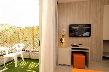 Camera Standard Di Hotel Similan Con Terrazzino Privato, Bagno E Matrimoniale Alla Francese