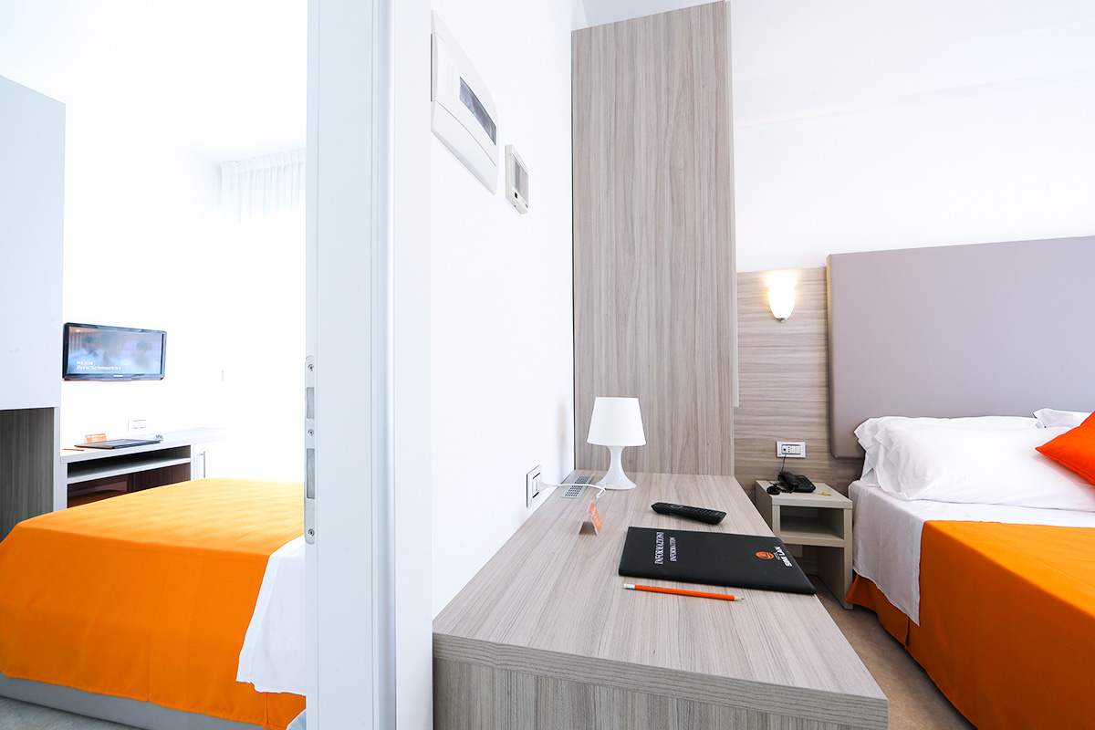 comfort-comunicante-similan camere comfort comunicanti dell'hotel similan con letto matrimoniale, bagno e terrazzo esterno