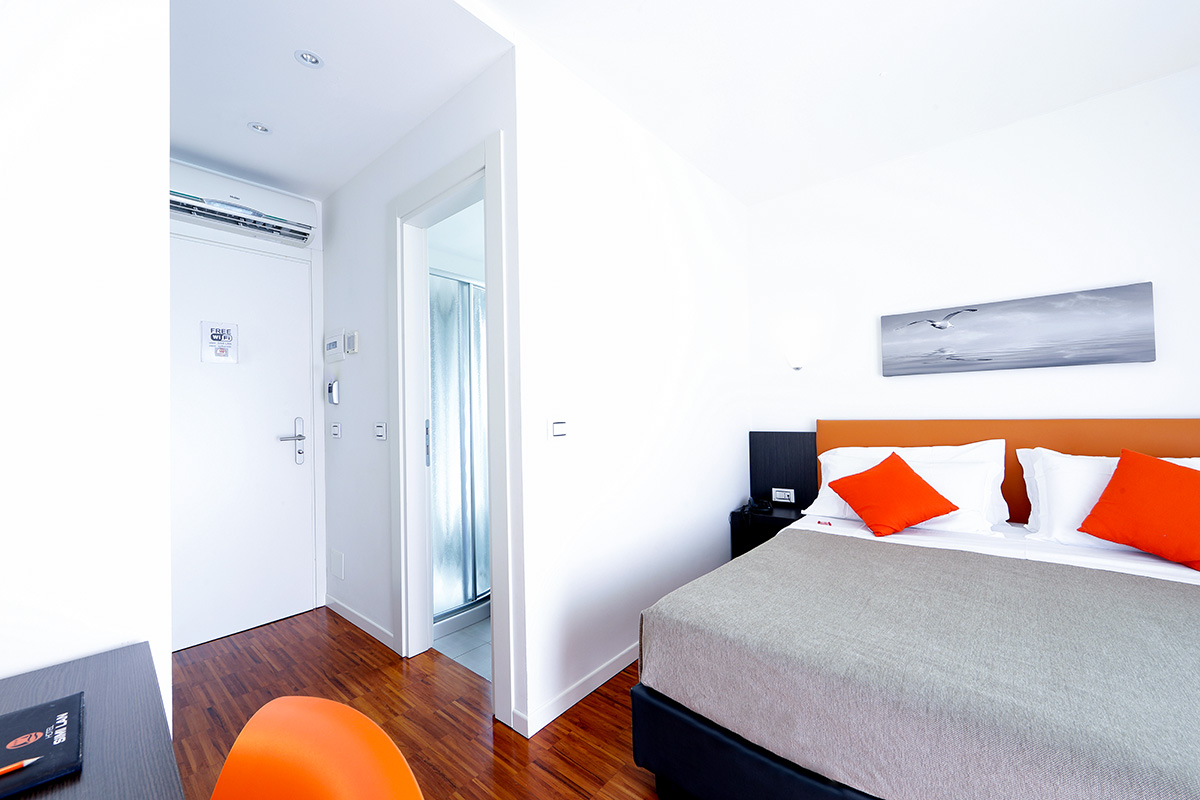 superior camera superior doppia dell'hotel similan con letto matrimoniale e terrazzo esterno